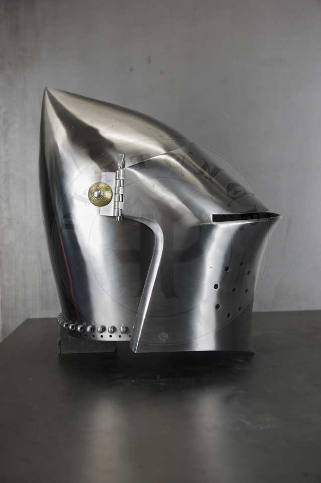 The bascinet based on original from Burgos combined with three visors: Loewenburg, Churburg CH16 and a plow like visor. Each visor is raised without welding. Hand engraved brass caps for the hinge's rivets. All hardened and tempered up to 34 HRC./ Basinet wzorowany na oryginale z Burgos w poczeniu z trzema zasonami: Loewenburg, Churburg CH16 i zasonie typu pug lub tzw. abi pysk. Kada z zason wykuta bez spawania. Rcznie grawerowane mosine nakadki na nity od zawiasw zasony. Wszystkie elementy hartowane i odpuszczany do 34 HRC.